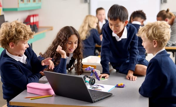 Børn lærer kodning og AI med sjove LEGO-klodser i skolen